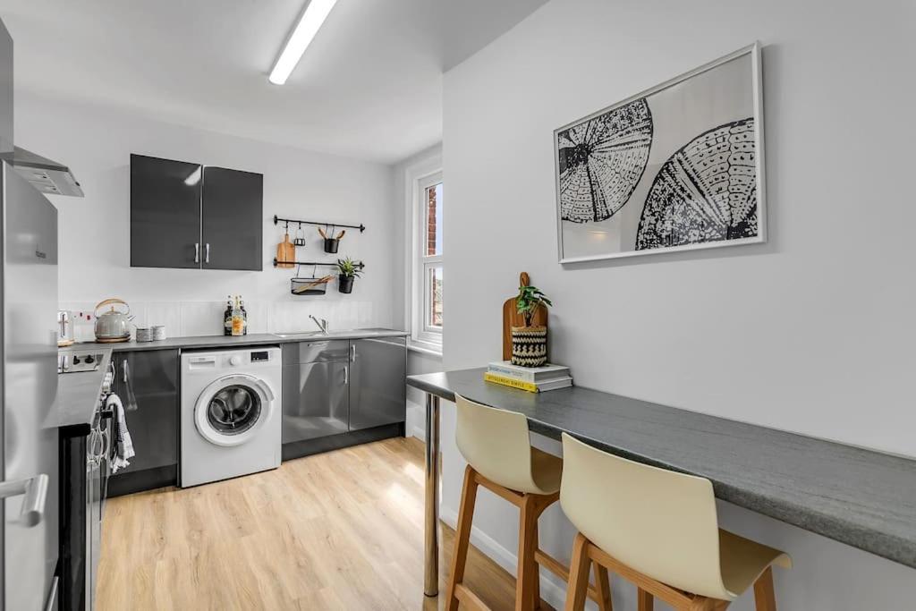 1-Bed Seaside Apartment With Parking Кромер Экстерьер фото