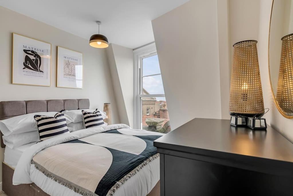 1-Bed Seaside Apartment With Parking Кромер Экстерьер фото