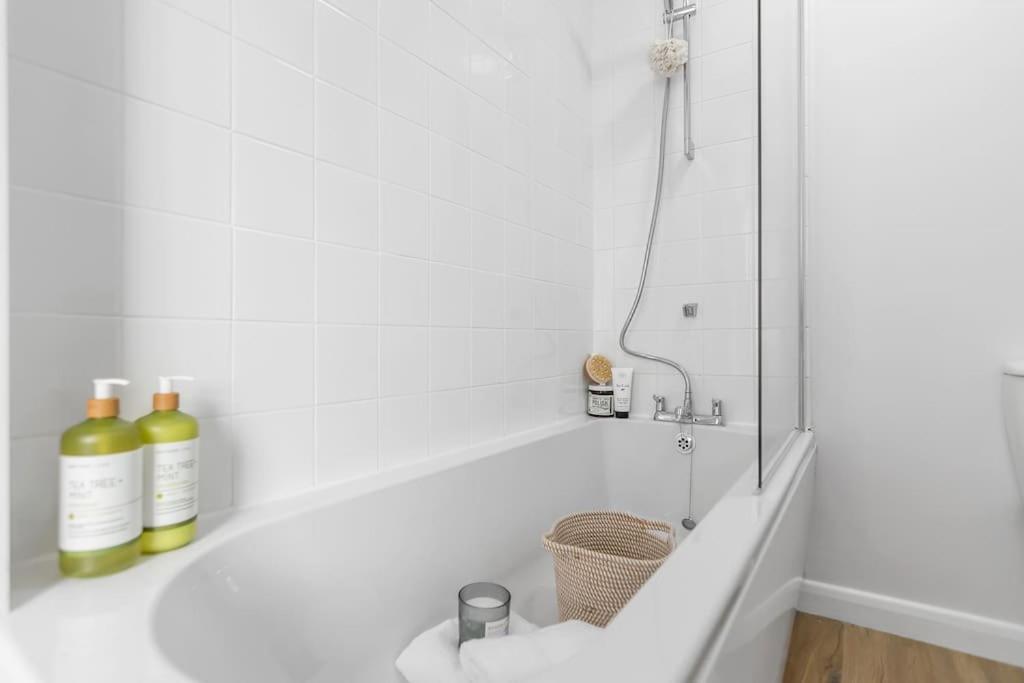 1-Bed Seaside Apartment With Parking Кромер Экстерьер фото
