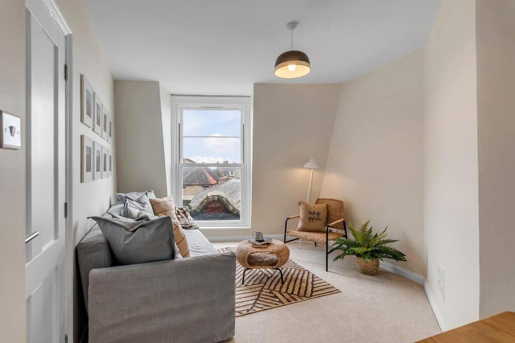1-Bed Seaside Apartment With Parking Кромер Экстерьер фото