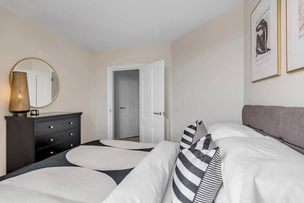 1-Bed Seaside Apartment With Parking Кромер Экстерьер фото