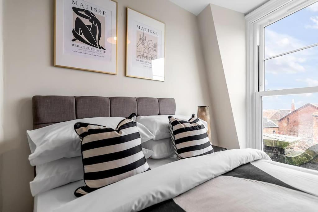 1-Bed Seaside Apartment With Parking Кромер Экстерьер фото